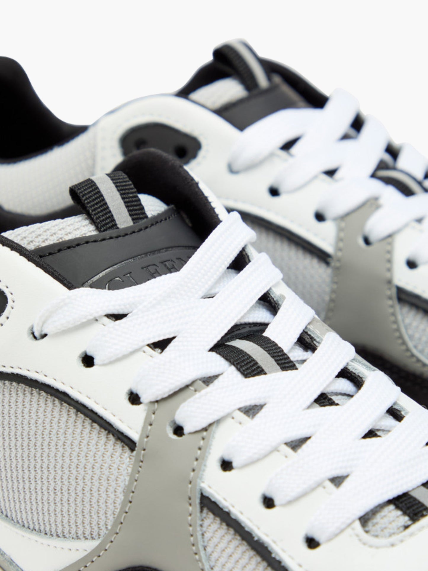 Cleens Sneakers C30 Black Border White